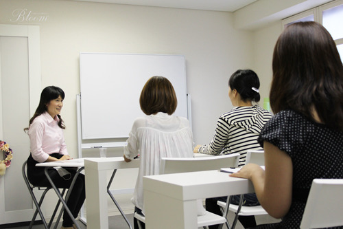 Bloom Beauty Schoolで少人数レッスンを受ける受講生の様子